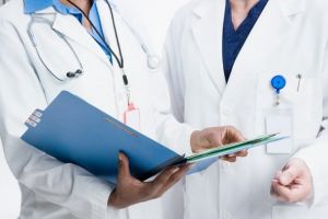 Ministrul Muncii: De joi, salariile medicilor si asistentelor vor urca direct pe grila din 2022. Un medic primar ajunge la 15.000 de lei, fara sporuri