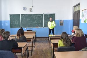FOTO: Educaţia rutieră, în atenţia poliţiştilor din Alba. Activităţi pentru prevenirea accidentelor în şcoli şi grădiniţe din Alba Iulia