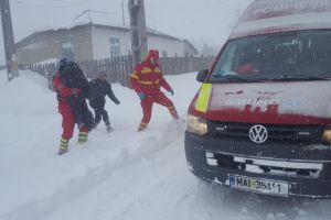 Feteşti: Intervenţie SMURD îngreunată de un autoturism abandonat.