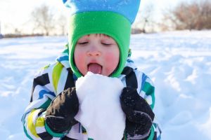 Un gest pe cât de amuzant, pe atât de dăunător. Un cercetător din Miercurea Ciuc a descoperit ce îî paşte pe cei care mănâncă zăpadă