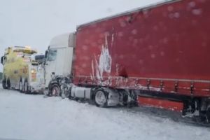 TIR proiectat in sant din cauza viscolului, pe Autostrada Soarelui