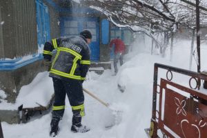 Pompierii de la ISU au dat o mana de ajutor batranilor din Cernavoda si le-au curatat curtile de zapada!
