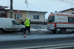 FOTO-VIDEO ACCIDENT în Alba Iulia: O maşină a părăsit partea carosabilă şi a lovit un stâlp de pe marginea drumului. Șoferul a fost rănit