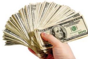 Dolarul a crescut cu peste 3,5 bani