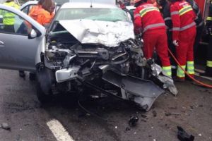 Femeie încarcerată în maşina avariată