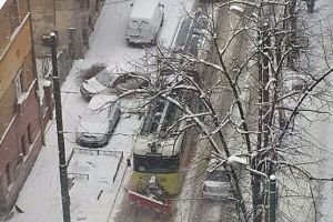 STPT: Transportul public e sigur, dar in conditii de iarna. Trei tramvaie au fost dotate cu pluguri