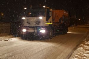 FOTO: Două sărăriţe şi două utilaje cu lamă acţionează pentru deszăpezire, miercuri seara, pe străzile din Alba Iulia