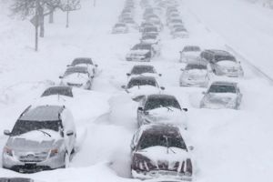 Temperaturi scăzute, atât noaptea, cât şi ziua, ninsori însemnate cantitativ în judeţul Vâlcea