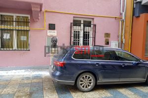 FOTO. Parcare chiar în faţa bustului. Ce respect?