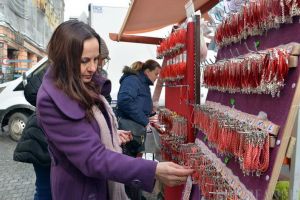 Nu-şi scot nici chiria! Gerul şi pierderea tradiţiilor au dus la prăbuşirea vânzării de mărţişoare (FOTO)