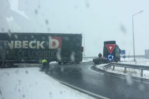 FAZA ZILEI: Un TIR şi-a PIERDUT remorca într-un sens giratoriu (FOTO)