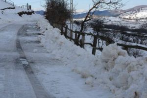 Mai rar: primari mulţumiţi de deszăpezirea drumurilor judeţene