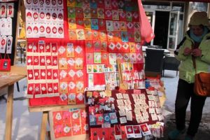 Simbolul primăverii a împânzit Deva. Mărţişoare pe toate gusturile şi pentru toate buzunarele