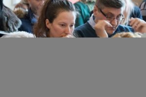 Când politica „îşi bagă coada”. CL Deva a refuzat să îi dea o locuinţă unei femei divorţate şi cu un copil. Doar pentru că era vorba de o consilieră locală