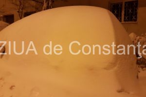 Constanta. Imaginea zilei. Ghici gicitoarea mea. Ce masina o fi sub gramada de omat?