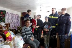 FOTO: Pompierii au dăruit cadouri familiilor nevoiaşe din Vrancea
