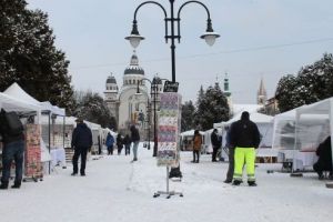 FOTO: Mărţişoare şi flori sub nămeţi în Piaţa Trandafirilor