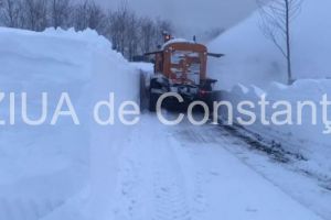Misiune imposibila in lupta cu nametii din judetul Constanta. Zapada de peste un metru pe drumuri judetene. Cum se lupta“ drumarii cu nametii pentru eliberarea drumurilor (galerie foto)
