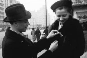 Un mărtişor pentru o domnişoară frumoasă în Bucureştiul interbelic. POVESTEA UNEI FOTOGRAFII