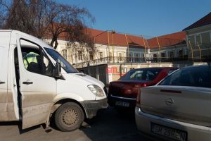 FOTO&VIDEO. Accident dubios lângă Policlinică. Trei maşini de Poliţie şi o tamponare
