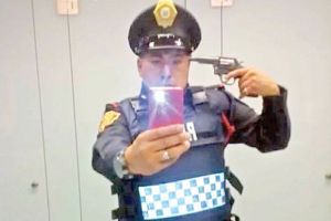 Cine m-o pus? Uite-n pantaloni!