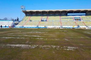 FOTO – Gazon curăţat complet pe ’’Municipal’’. Nu mai sunt motive de amânare!