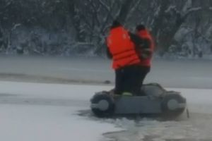 Orice VIAȚĂ contează: CÂINE salvat de POMPIERI dintre sloiurile de gheaţă ale Bălţii Ghilin