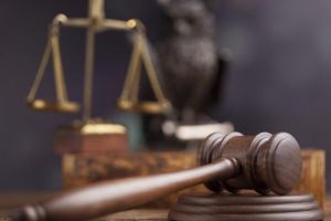 Bărbat trimis în judecată, după ce l-a agresat pe fratele unui poliţist