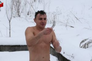 Un sucevean sfidează zilnic gerul, făcând scufundări într-o păstrăvărie