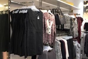 Start pentru cea mai mare lichidare de stoc de haine din Sibiu. Preţuri imbatabile