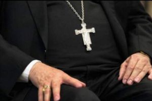 Un preot din caraş l-a făcut knock-out pe un poliţist