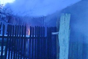 Casă din Salonta, distrusă de foc din pricina jarului căzut din sobă (FOTO)