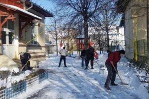 Asistatii social din Ploiesti, scosi la deszapezire si indepartarea turturilor