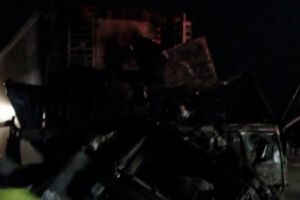 Incendiu violent in judetul Vrancea. O hala a fost cuprinsa de flacari in urma unei deflagratii la un autotren. Doua persoane au fost ranite