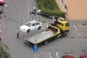 Cadou de mărţişor: de azi se ridică maşinile abandonate şi cele parcate neregulamentar