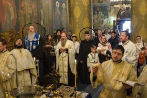 S-a aflat! CEL MAI BOGAT PREOT din România stă în dreapta lui Teofan. Este MILIONAR ÎN EURO la 42 de ani