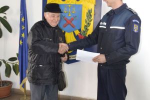 ”Cetăţeanul zilei”. Vârstnic din Alba Iulia, exemplu pentru tineri: A predat poliţiei 3.200 de de lei găsiţi pe stradă