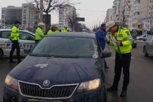 FOTO: ”Amenzi” cu flori şi mărţişoare, aplicate de poliţişti doamnelor şi domnişoarelor din Focşani