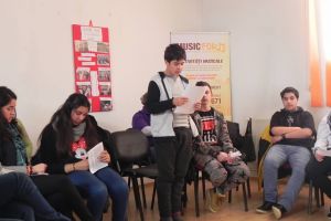FOTO: ,,Holocaustul – lecţie istorică pentru toleranţă”. Manifestare de comemorare organizată cu sprijinul şcolilor din Cugir