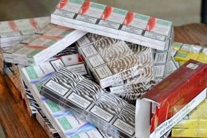 Tanar prins de politisti in timp ce cara cu masina cinci baxuri cu tigari de contrabanda, la Timisoara