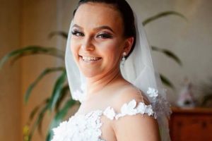 FOTO. Mulţumire! Tânăra diagnosticată cu cancer şi-a donat rochia de mireasă!