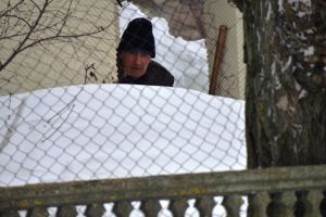 Un bătrân rămas fără casă, salvat din ger de poliţiştii din Odobeşti