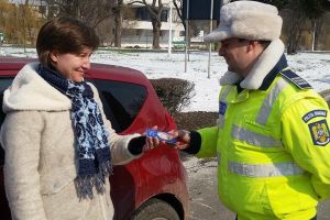 Operaţiunea „Mărţişorul”:  De 1 Martie, poliţiştii au împărţit mărţişoare cu mesaje preventive realizate de copii (FOTO)
