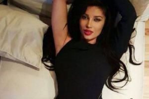 Lora s-a făcut de RÂS! Și-a scos la vedere părţile INTIME. Detaliul DEZGUSTĂTOR care a oripilat toţi fanii: „Are păr...” FOTO