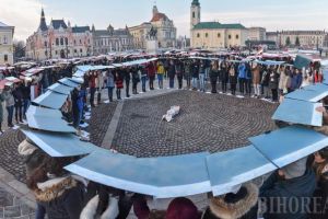 Etno-Mărţişorul: Studenţii şi profesorii au sărbătorit 1 Martie cu un flashmob de Cartea Recordurilor şi dansuri populare (FOTO/VIDEO)