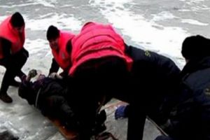 Pescar căzut în apa îngheţată