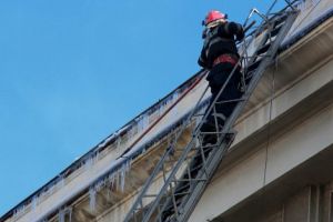 Pericolul pândeşte la streşini