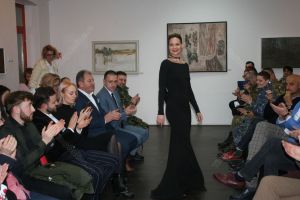 Sublimul feminin, admirat de ministrul Apărării. Cine a mai venit la prezentarea Tinei Olari (FOTO-VIDEO)