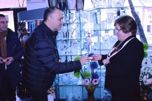 Social-democraţii au împărţit mărţişoare în centrul Bistriţei (FOTO)