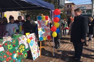 FOTO: Mărţişoare ale ”Unirii”, confecţionate de elevi de la toate şcolile din Sebeş, oferite doamnelor şi domnişoarelor în faţa Centrului Cultural ”Lucian Blaga”